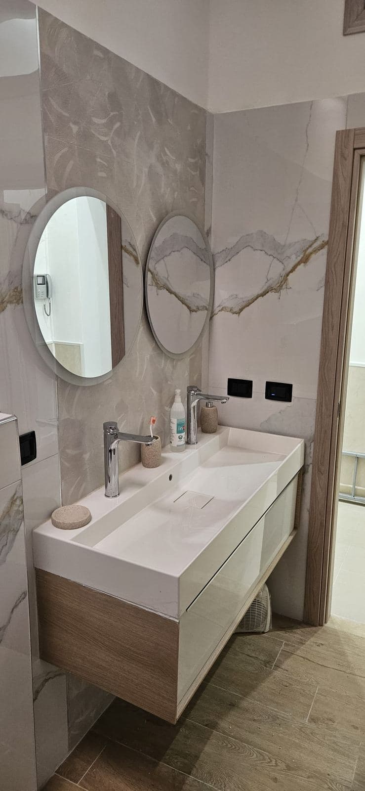 Bagno con parete decorata