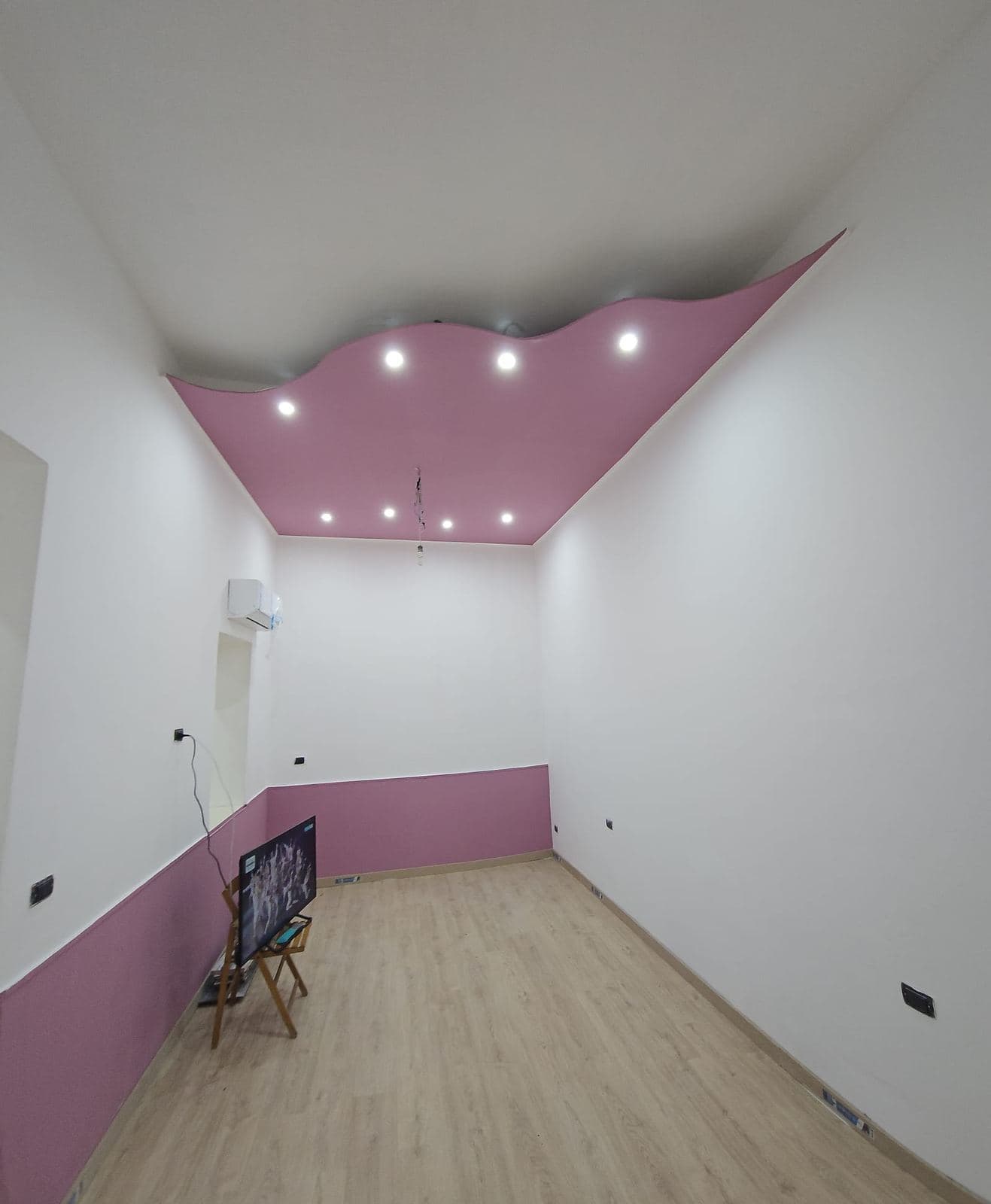 Camera con controsoffitto LED