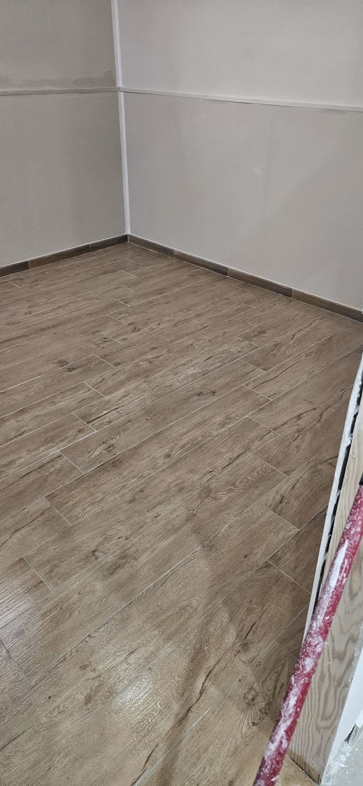 Stanza con pavimento in legno