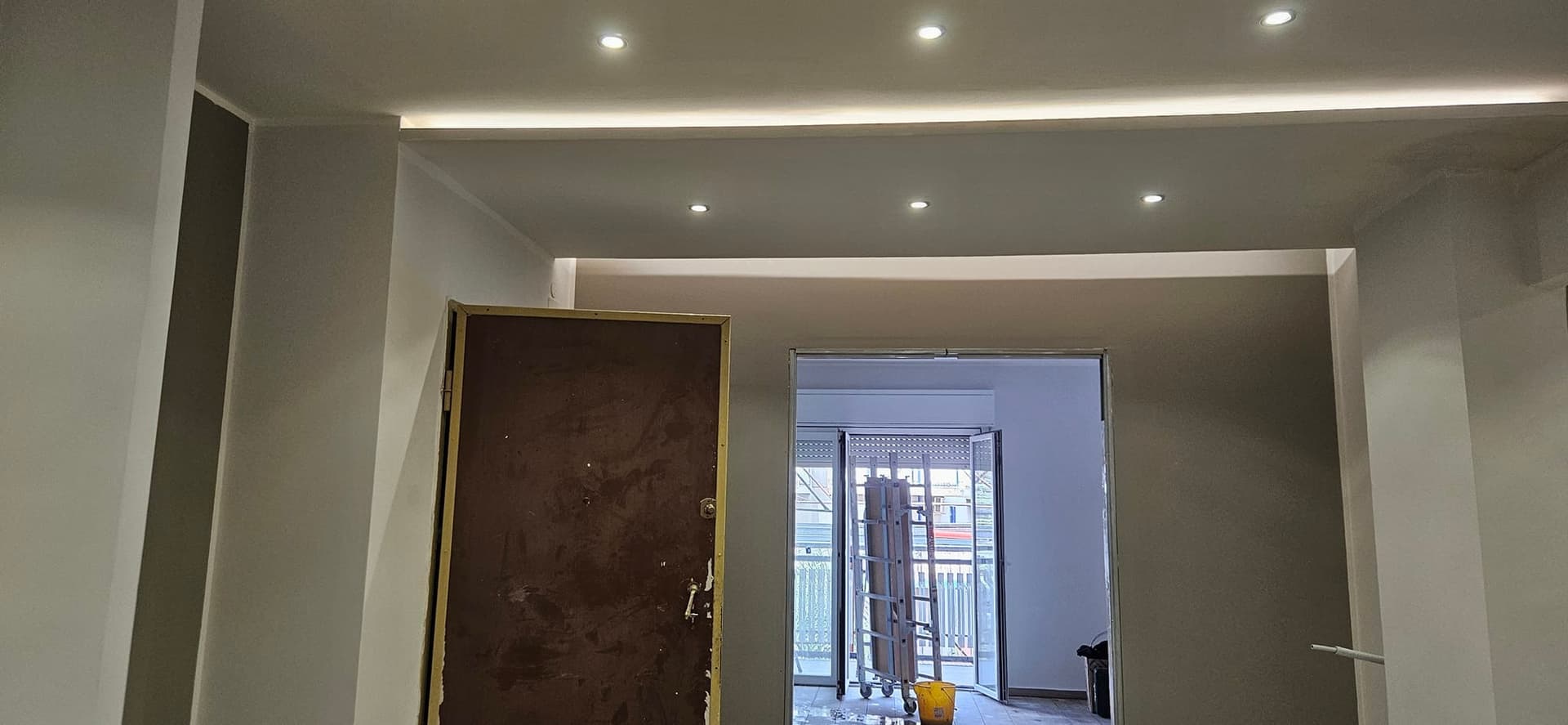 Interni moderni con gres effetto legno