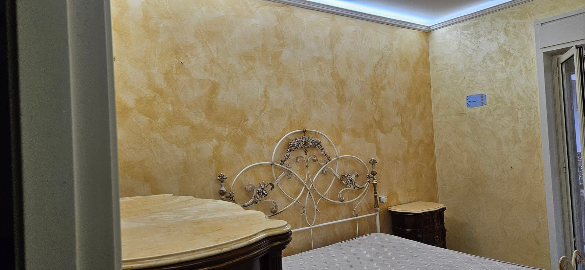 Interni con stucco veneziano oro
