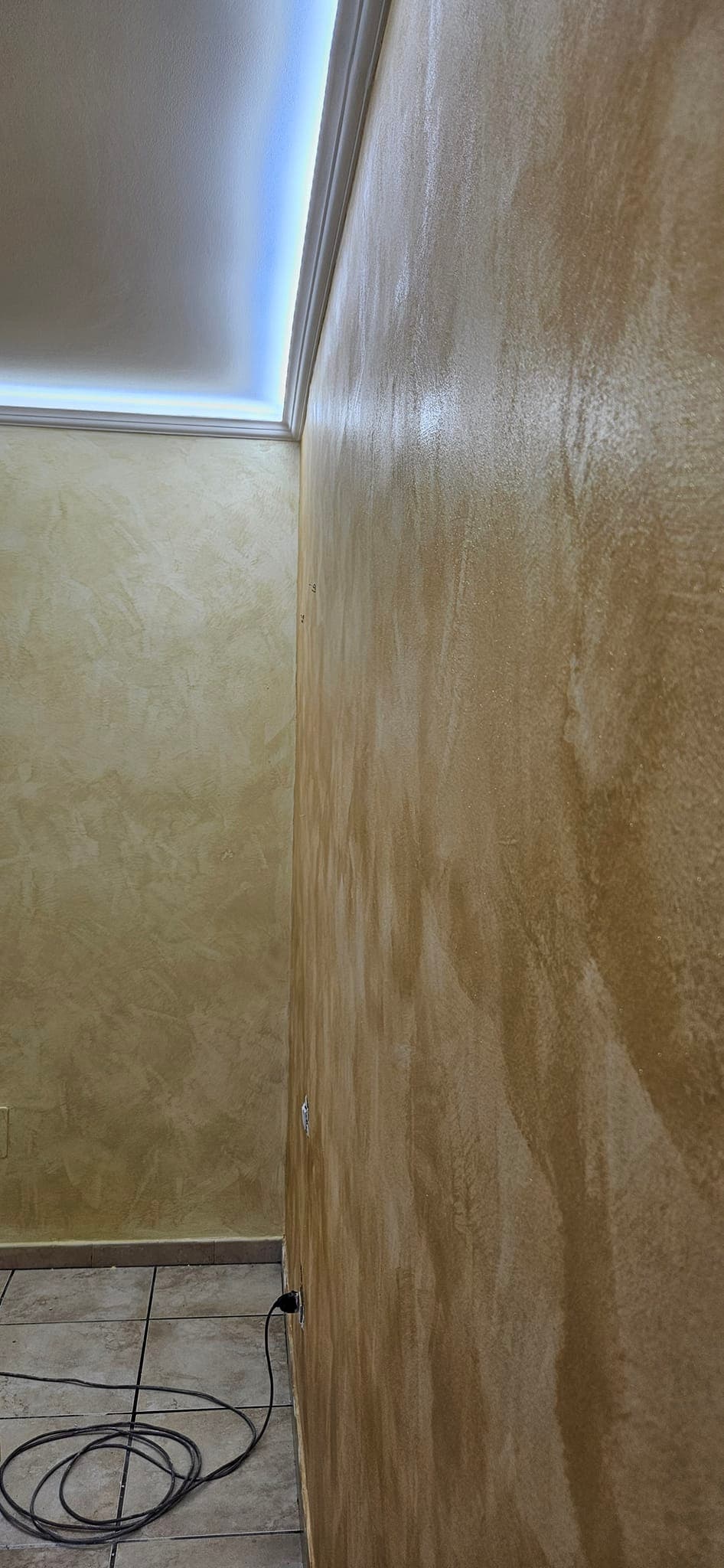 Parete con finitura decorativa e controsoffitto