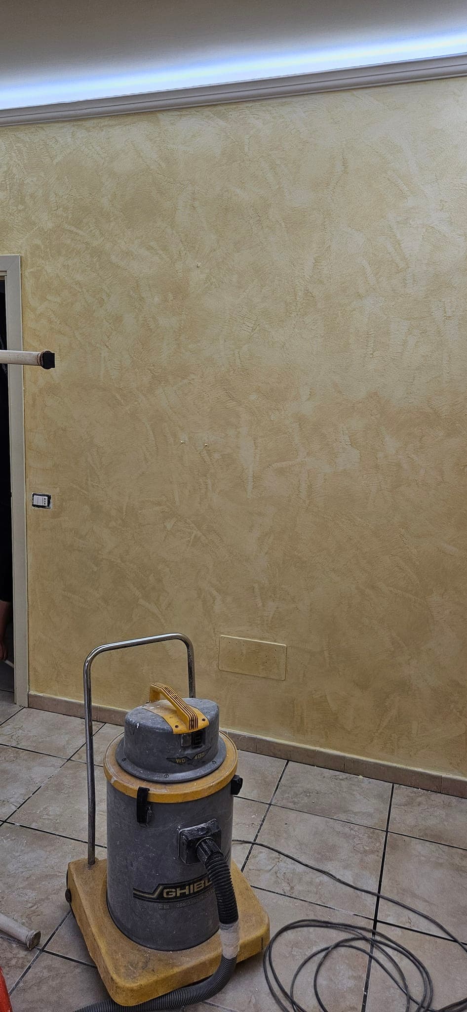 Parete decorata e controsoffitto rifinito