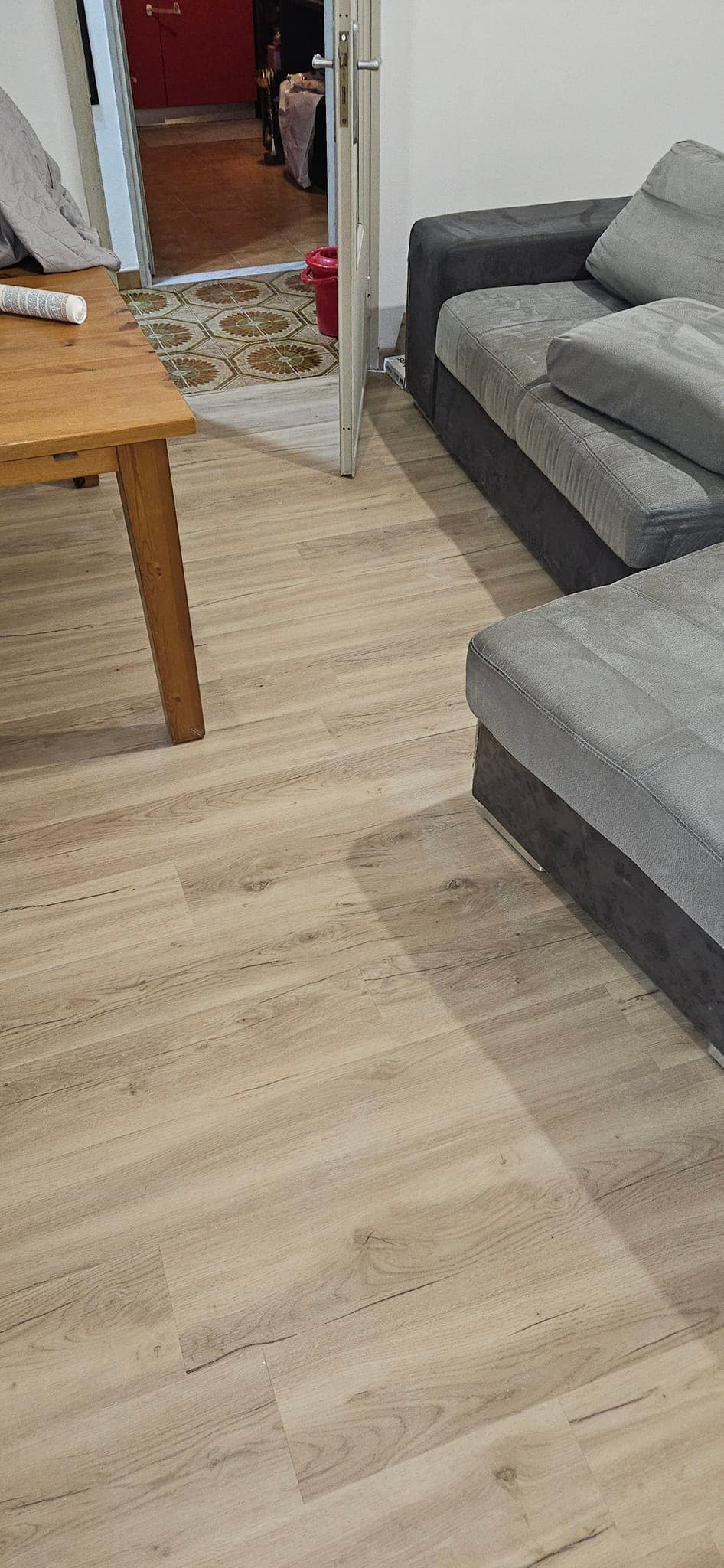 Posa pavimento effetto legno su ceramica