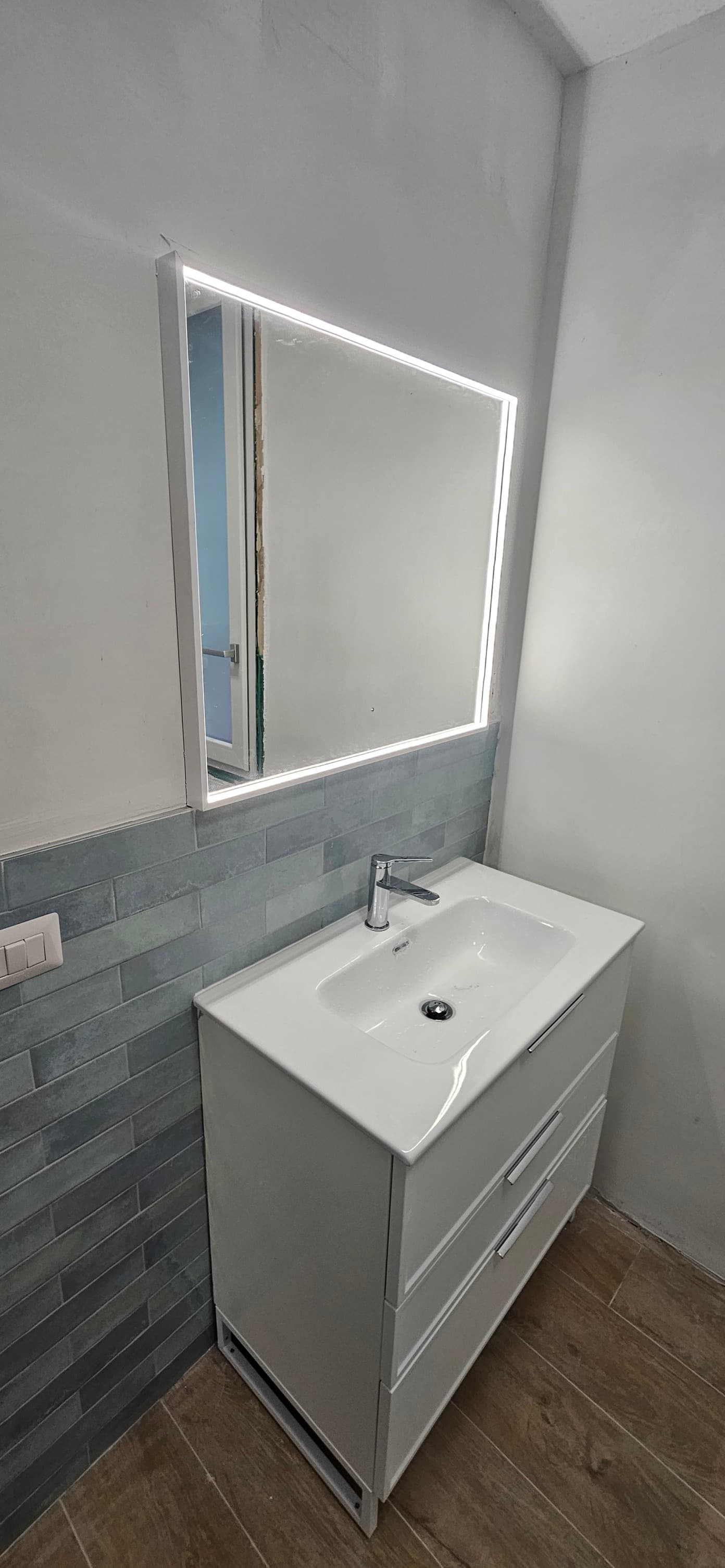 Bagno moderno con mattoncini azzurri