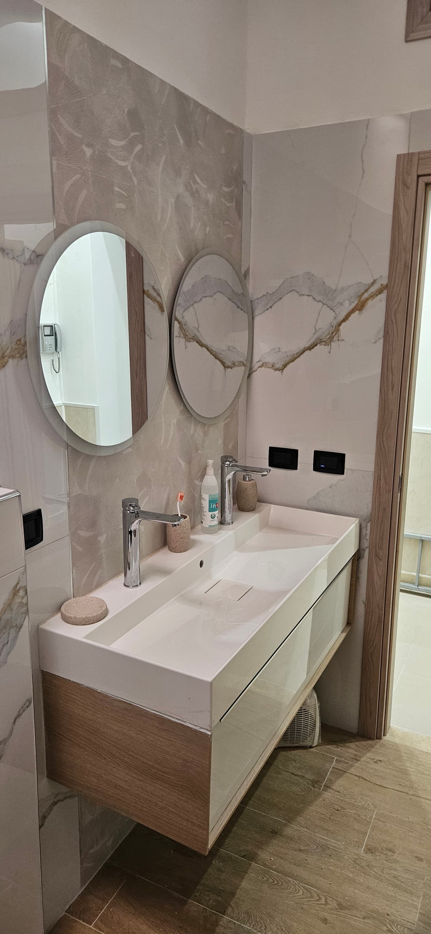 Interni moderni con tagli luce LED