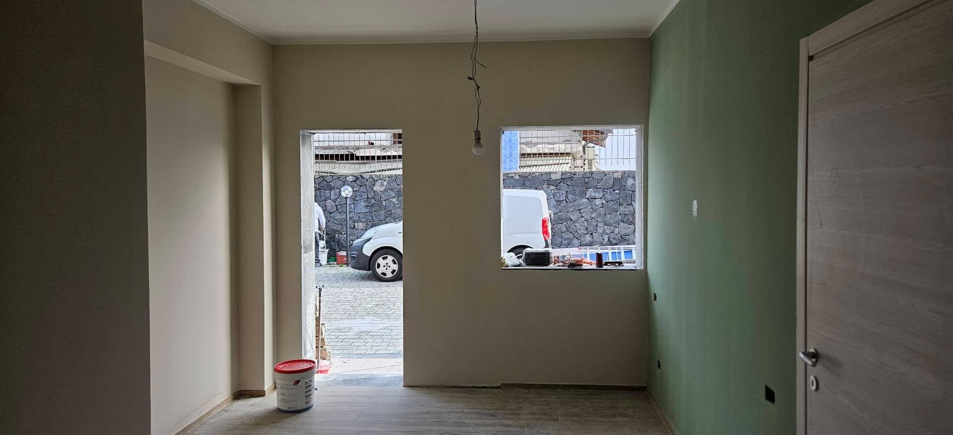 Tinteggiatura pareti e posa pavimenti