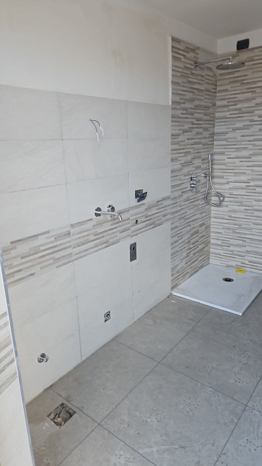 Bagno moderno con doccia e mosaico