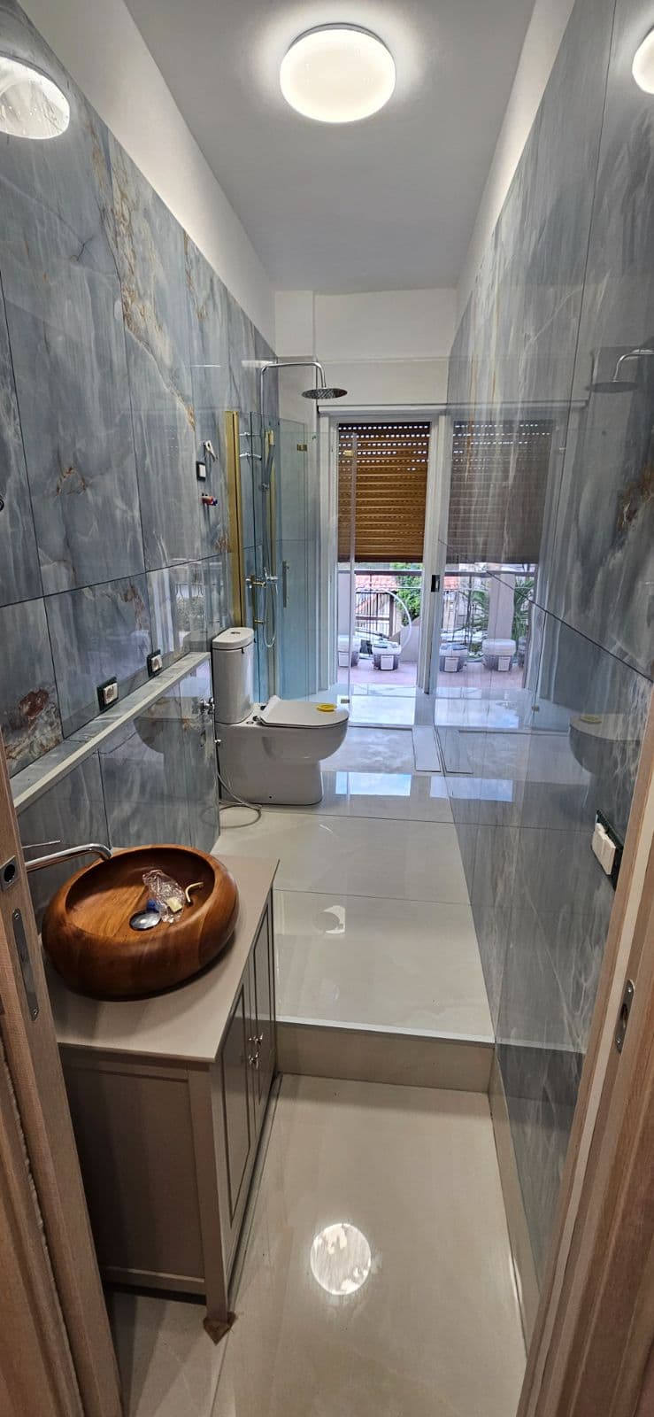 Bagno marmo blu e isole cartongesso